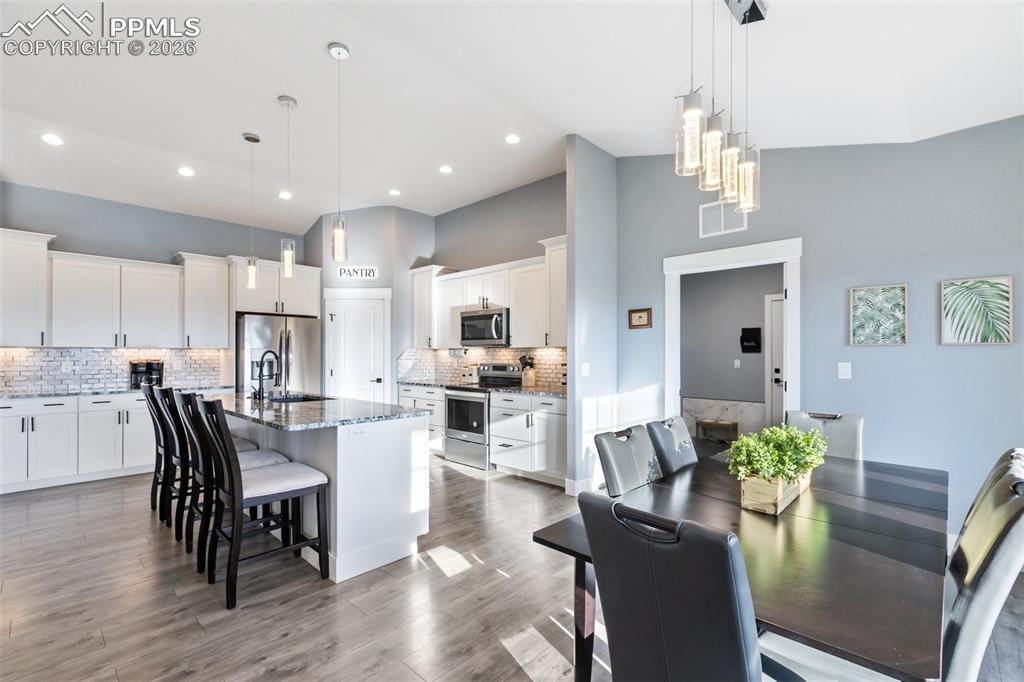 Image 20 of 50: Dining Area