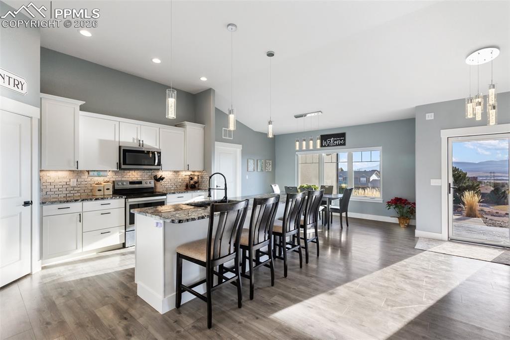 Image 22 of 50: Kitchen