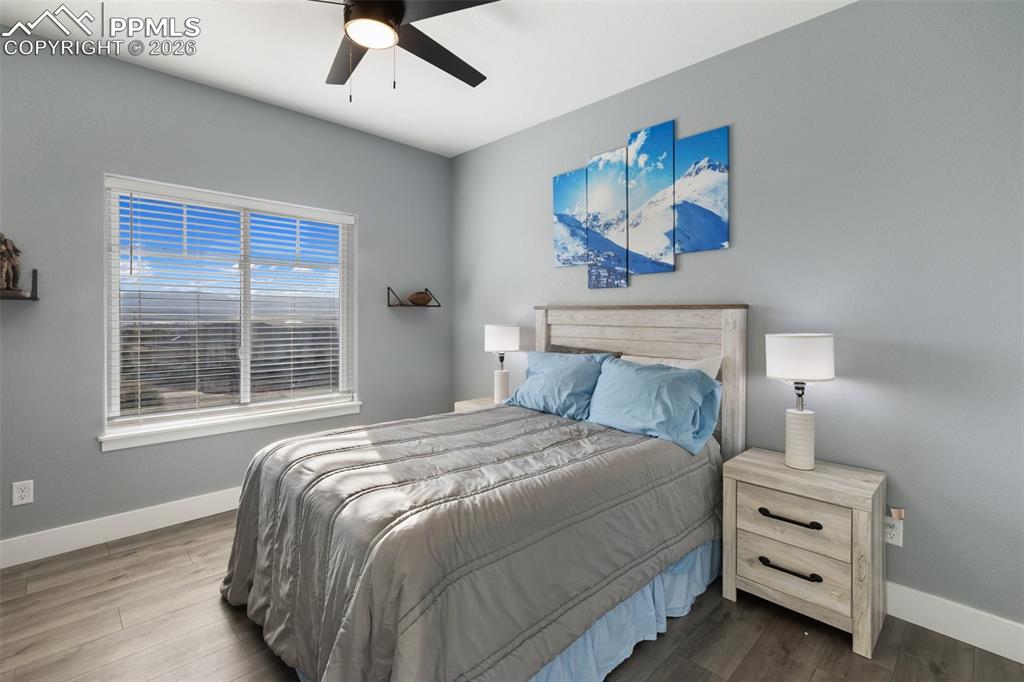 Image 33 of 50: Bedroom