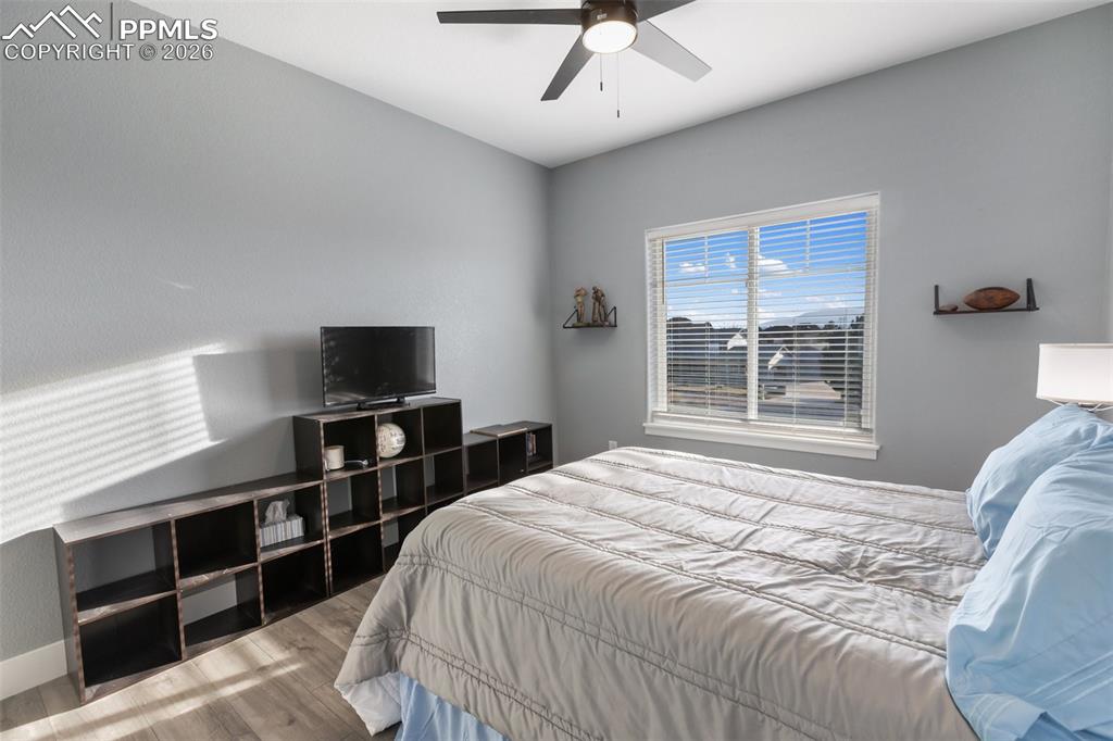 Image 35 of 50: Bedroom