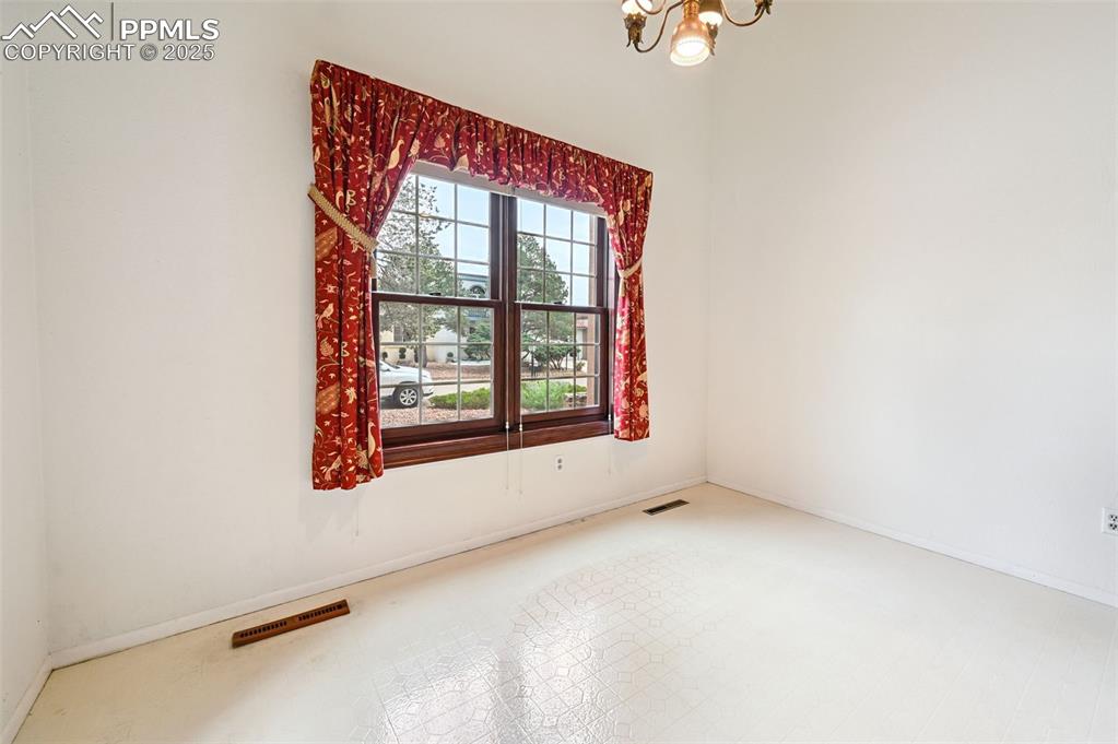 Image 10 of 32: More high ceilings in this eat-in kitchen area.