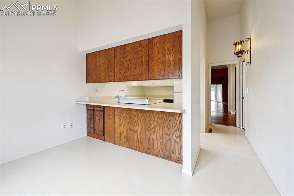 Image 11 of 32: Kitchen