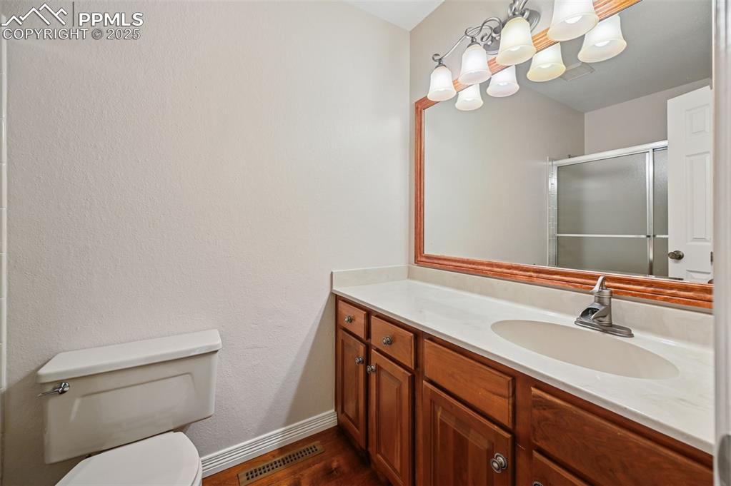 Image 19 of 32: Bathroom