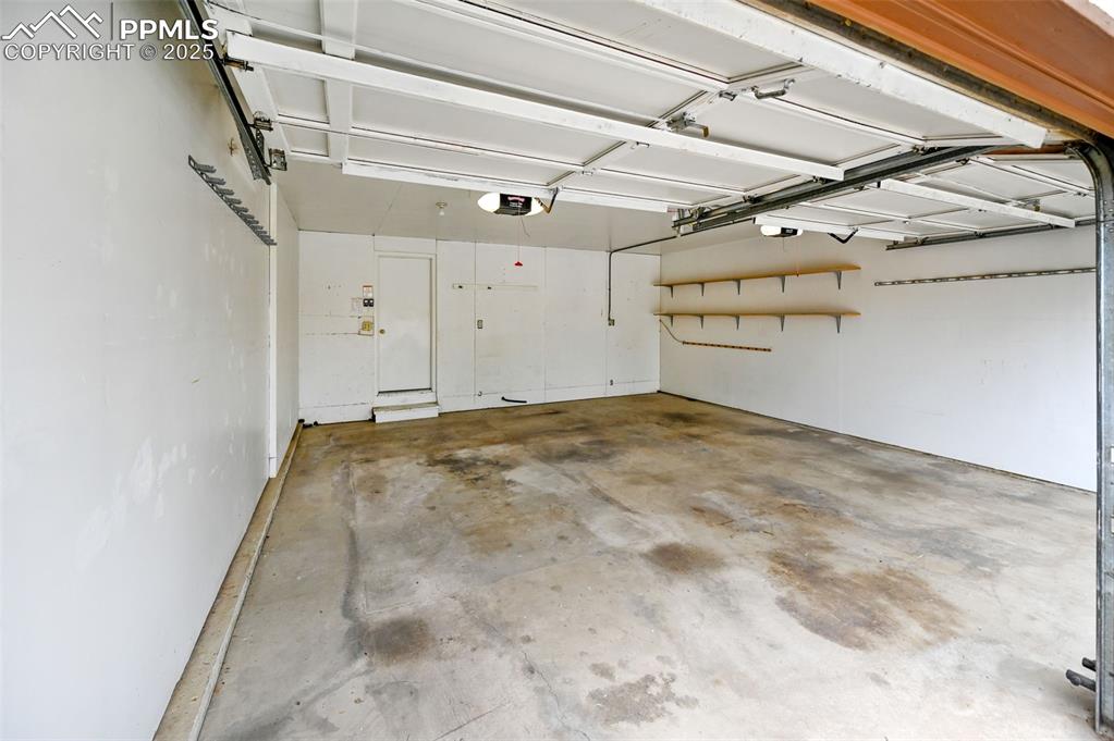 Image 24 of 32: Garage