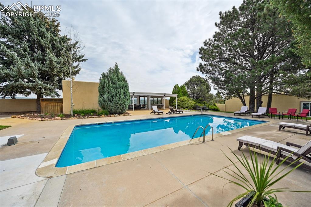 Image 28 of 32: Pool