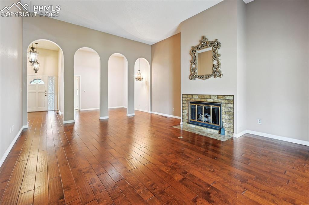 Image 5 of 32: Living Room