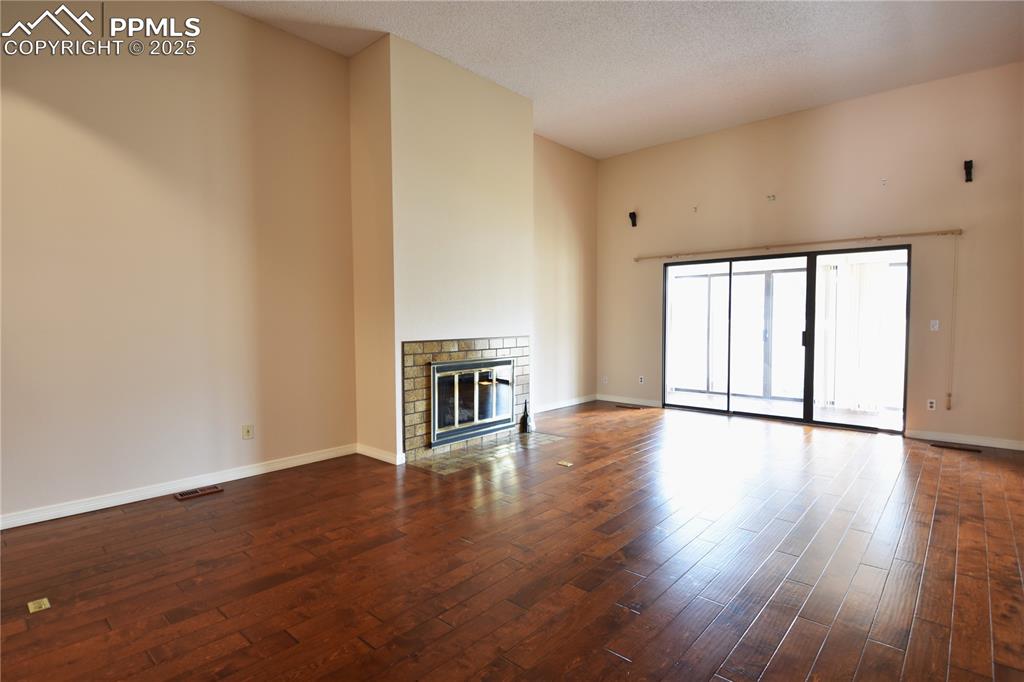 Image 6 of 32: Living Room