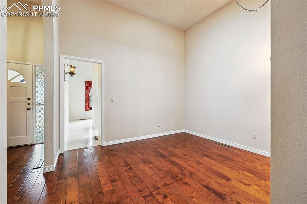 Image 8 of 32: Spacious area great for a large table and entertaining.