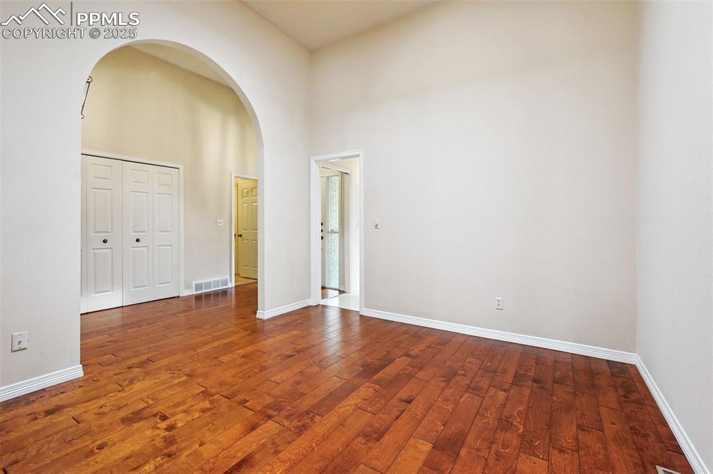 Image 9 of 32: Another large archway for more drama.