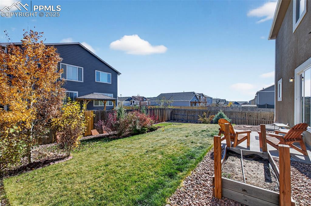 Image 39 of 46: Yard