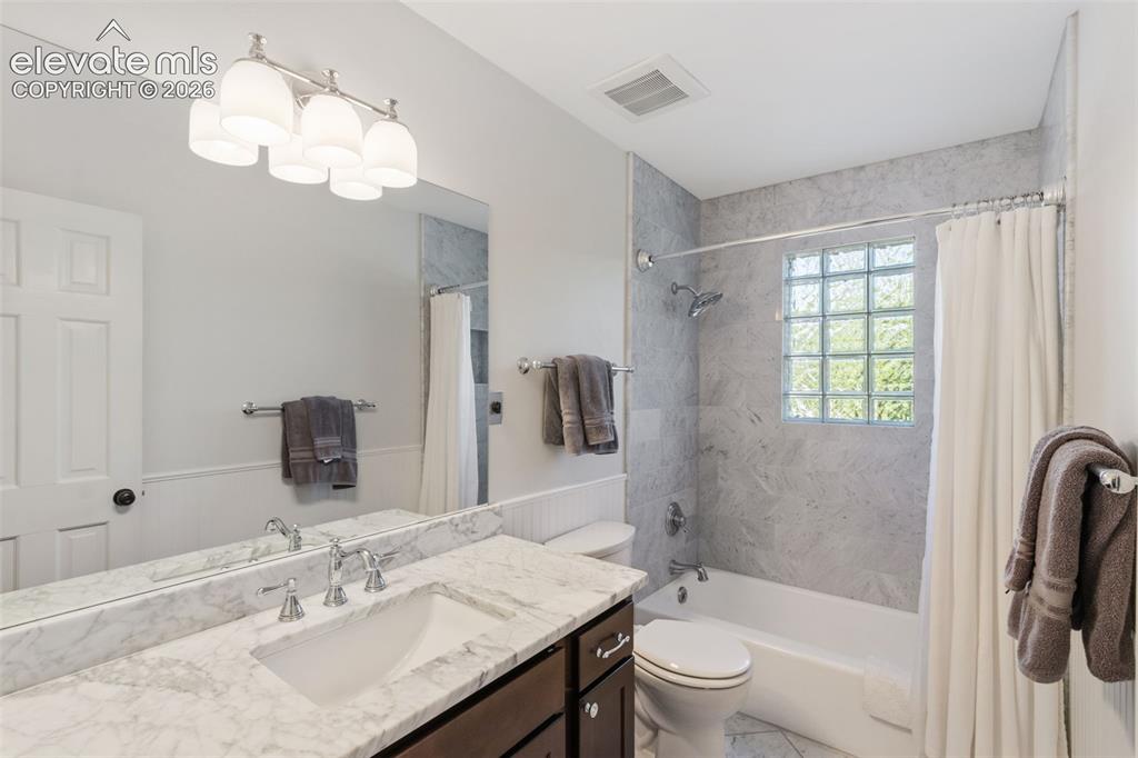 Image 17 of 38: Bathroom