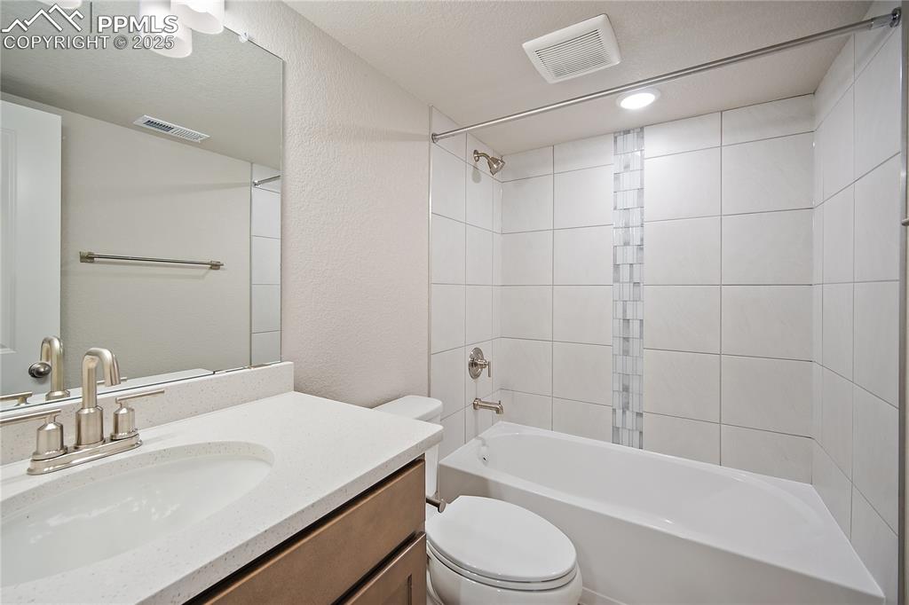 Image 35 of 37: Bathroom