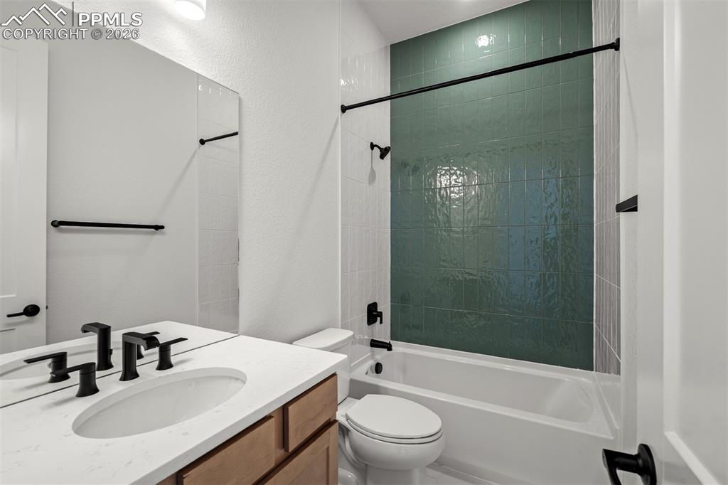 Image 24 of 35: Bathroom