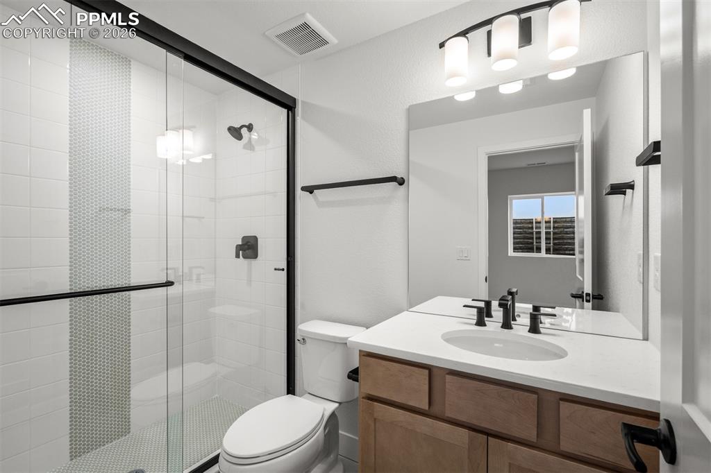 Image 34 of 35: Bathroom