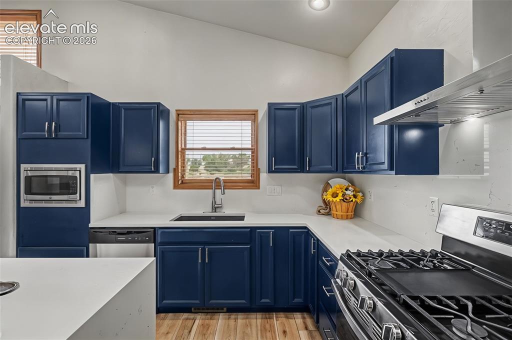 Image 13 of 39: Kitchen
