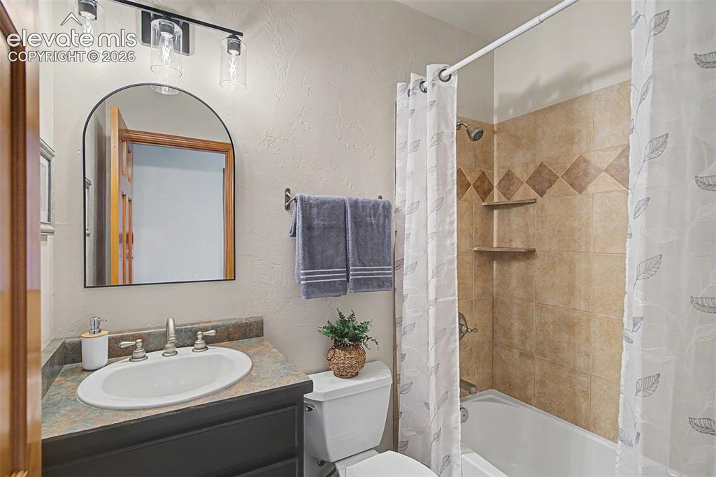 Image 17 of 39: Bathroom