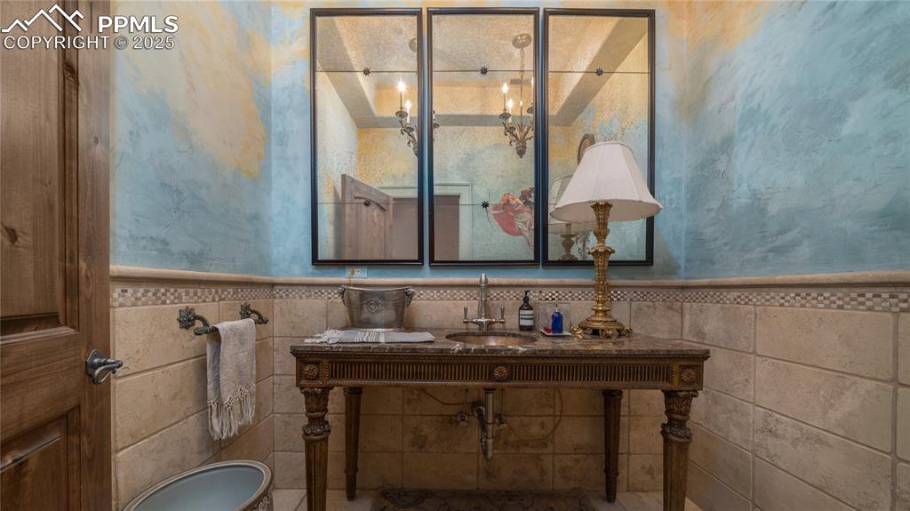 Image 15 of 42: Bathroom