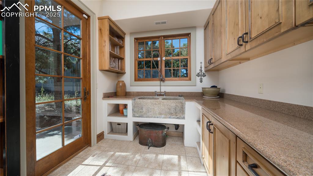 Image 17 of 42: Kitchen