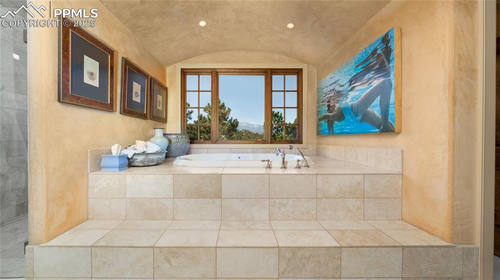 Image 24 of 42: Bathroom