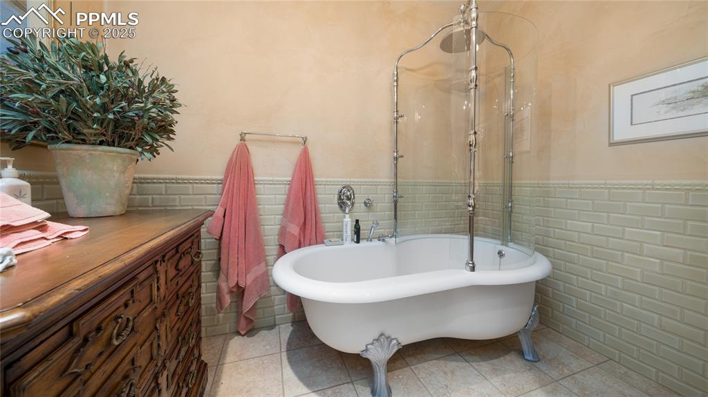 Image 30 of 42: Bathroom