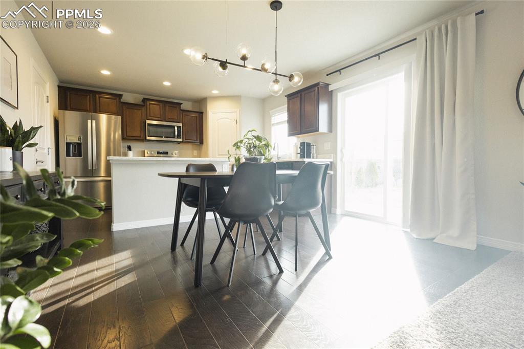 Image 18 of 37: Dining Area