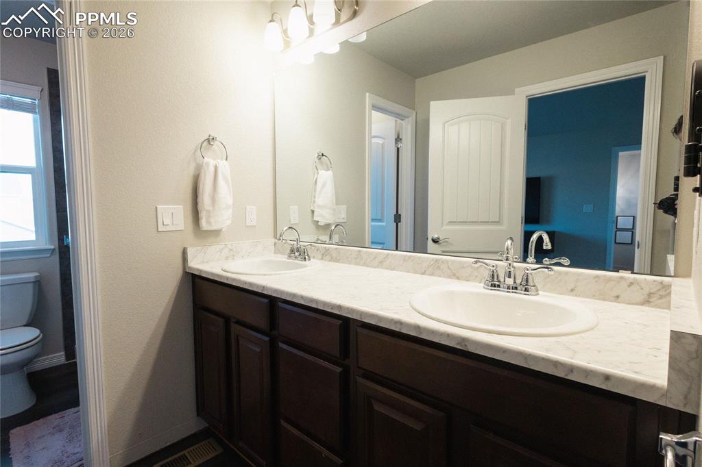 Image 23 of 37: Bathroom