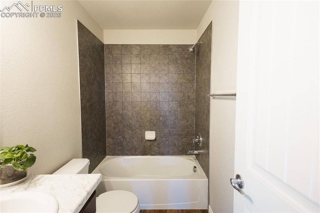 Image 29 of 37: Bathroom