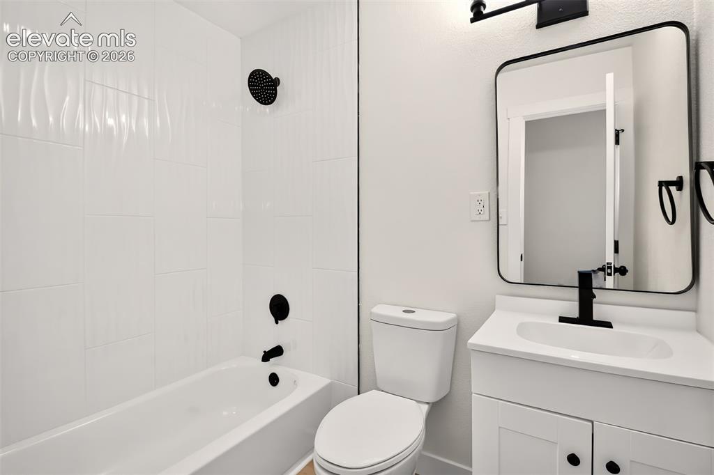 Image 18 of 38: Bathroom
