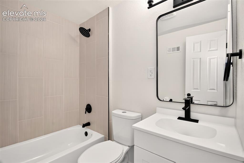 Image 24 of 38: Bathroom