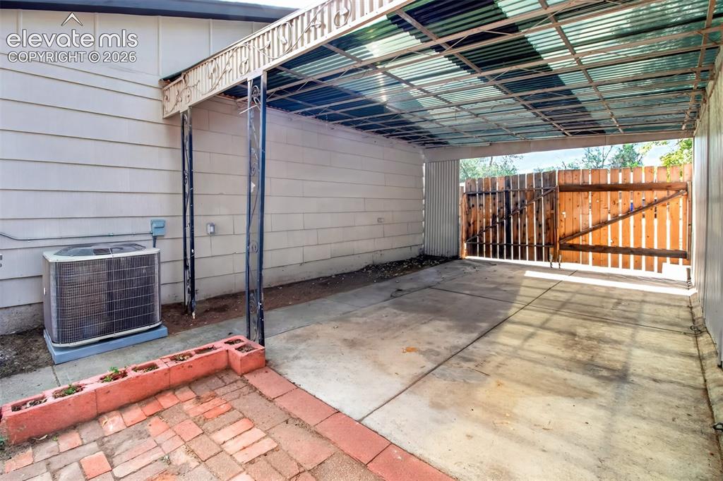 Image 25 of 38: Carport, 2 cars