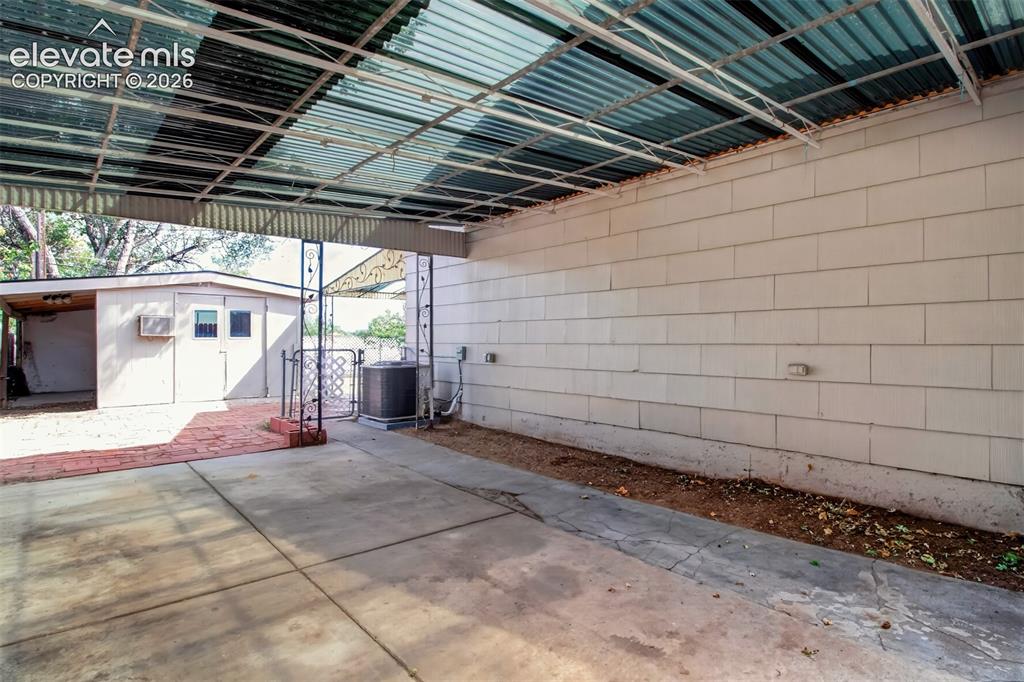 Image 26 of 38: Carport, 2 cars