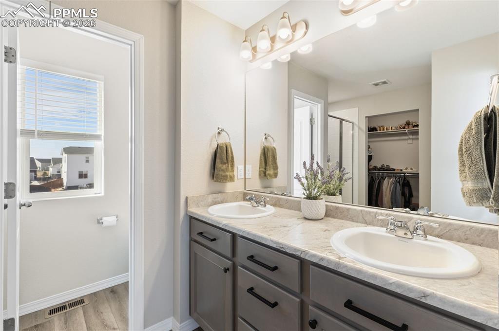 Image 14 of 30: Bathroom