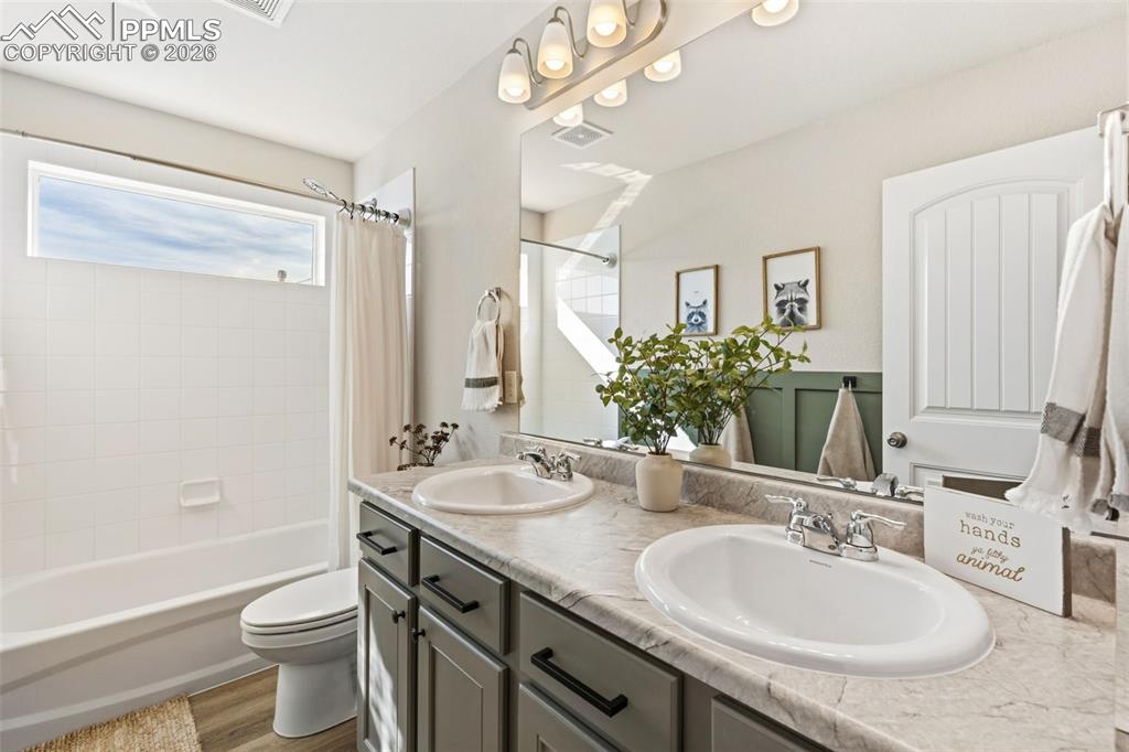 Image 17 of 30: Bathroom