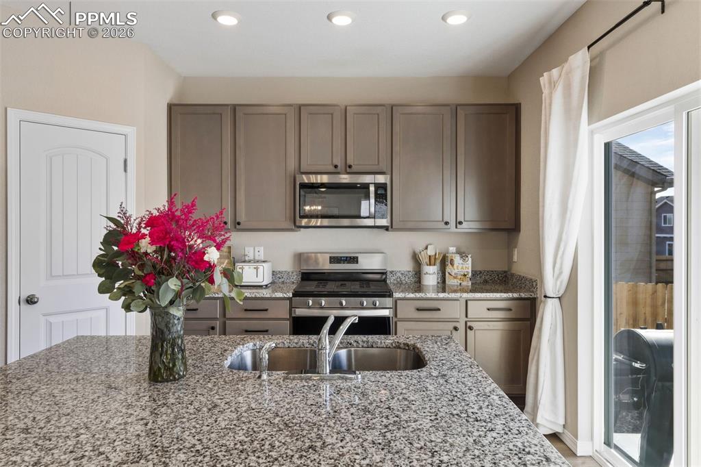 Image 9 of 30: Kitchen