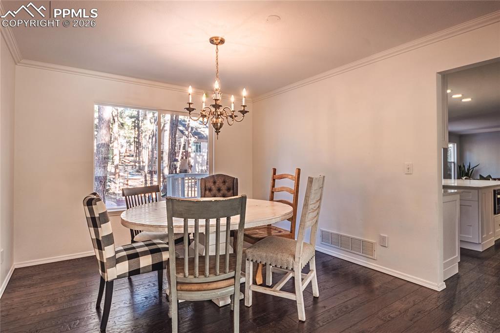 Image 10 of 50: Dining Area