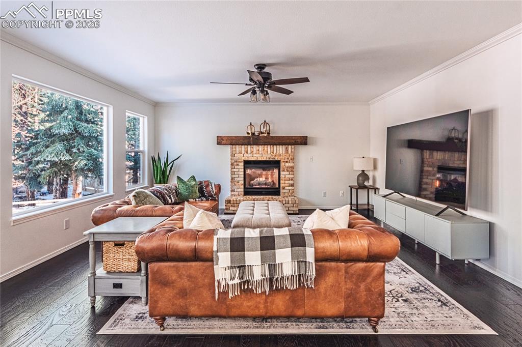 Image 17 of 50: Living Room