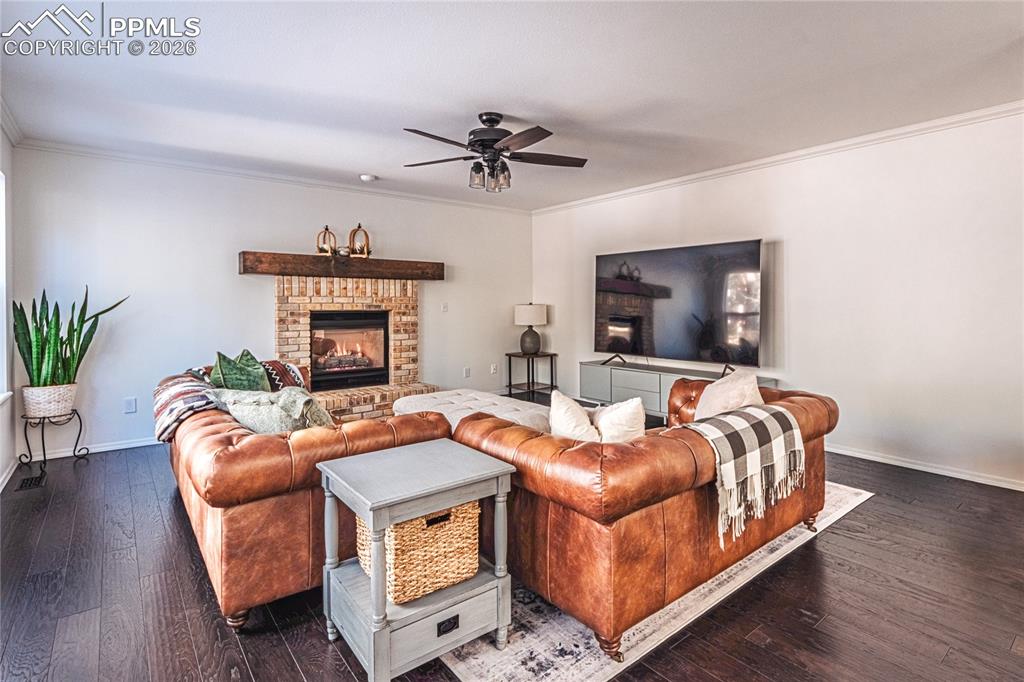 Image 18 of 50: Living Room