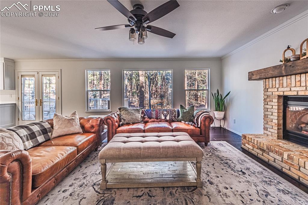 Image 19 of 50: Living Room