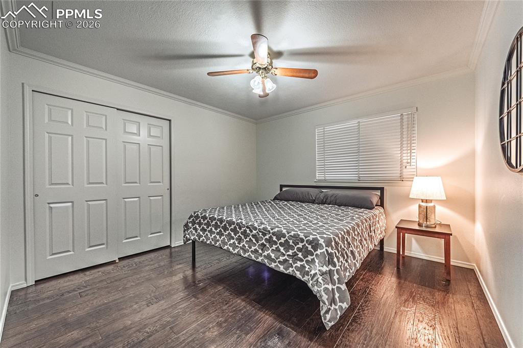 Image 27 of 50: Bedroom