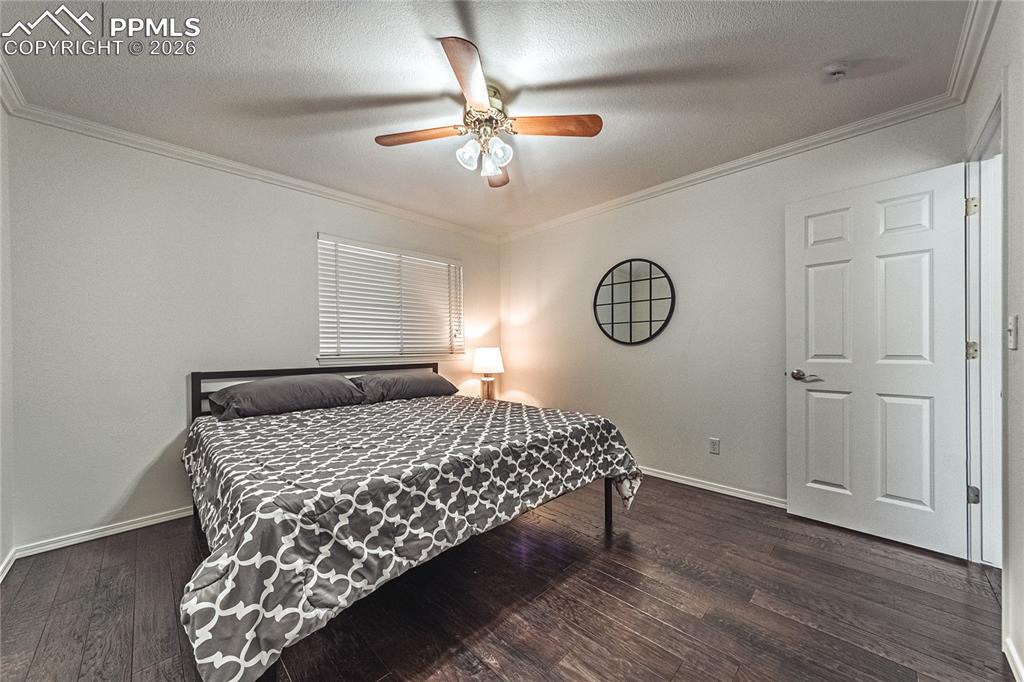 Image 28 of 50: Bedroom