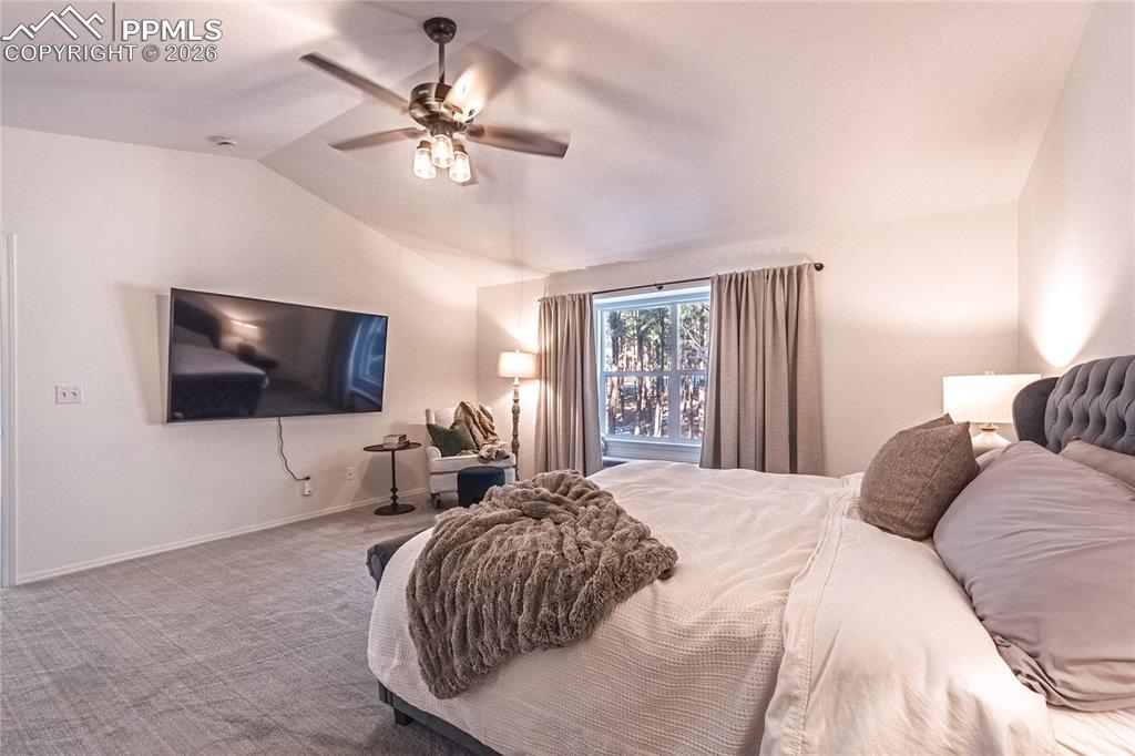 Image 31 of 50: Bedroom