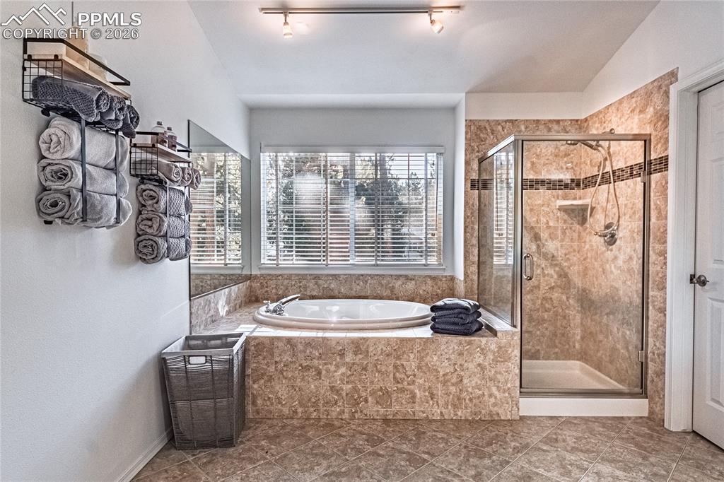 Image 32 of 50: Bathroom