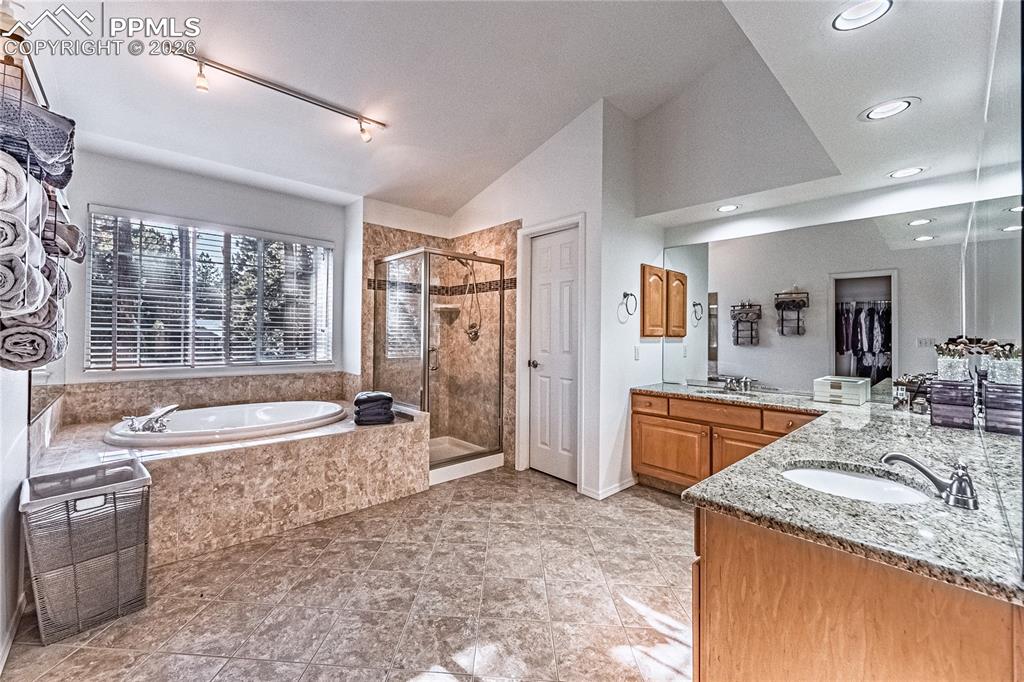 Image 33 of 50: Bathroom