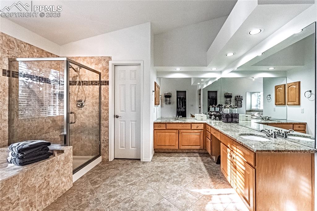 Image 34 of 50: Bathroom