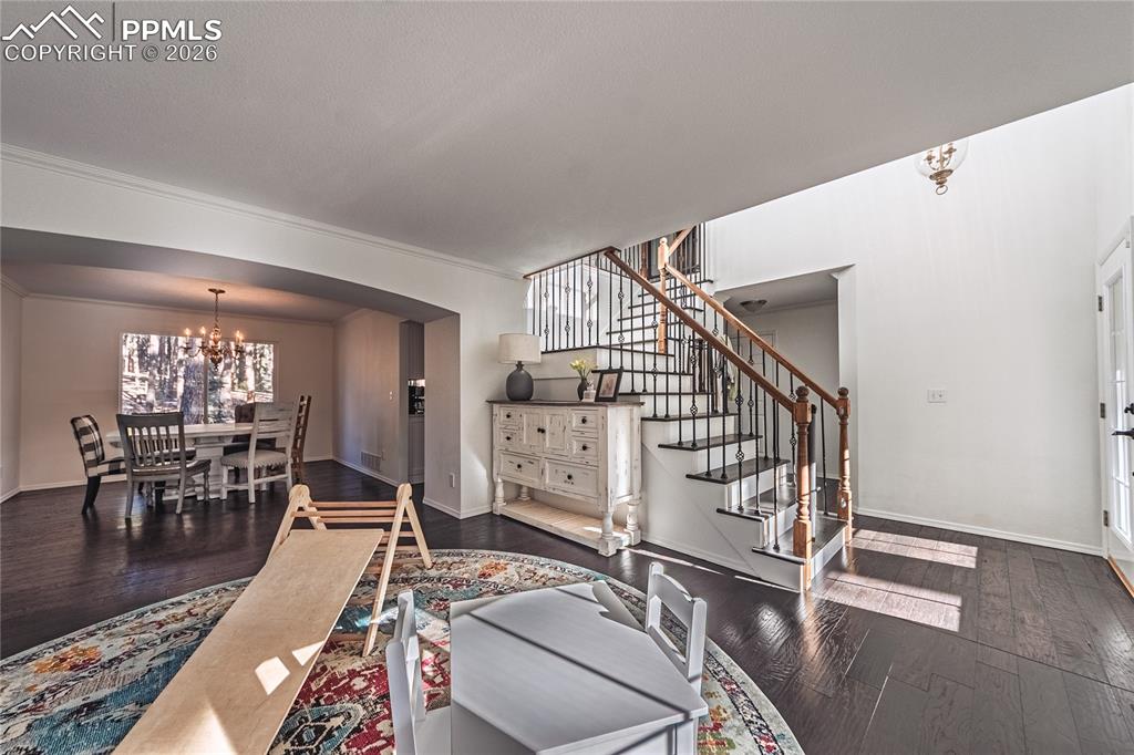 Image 8 of 50: Living Room