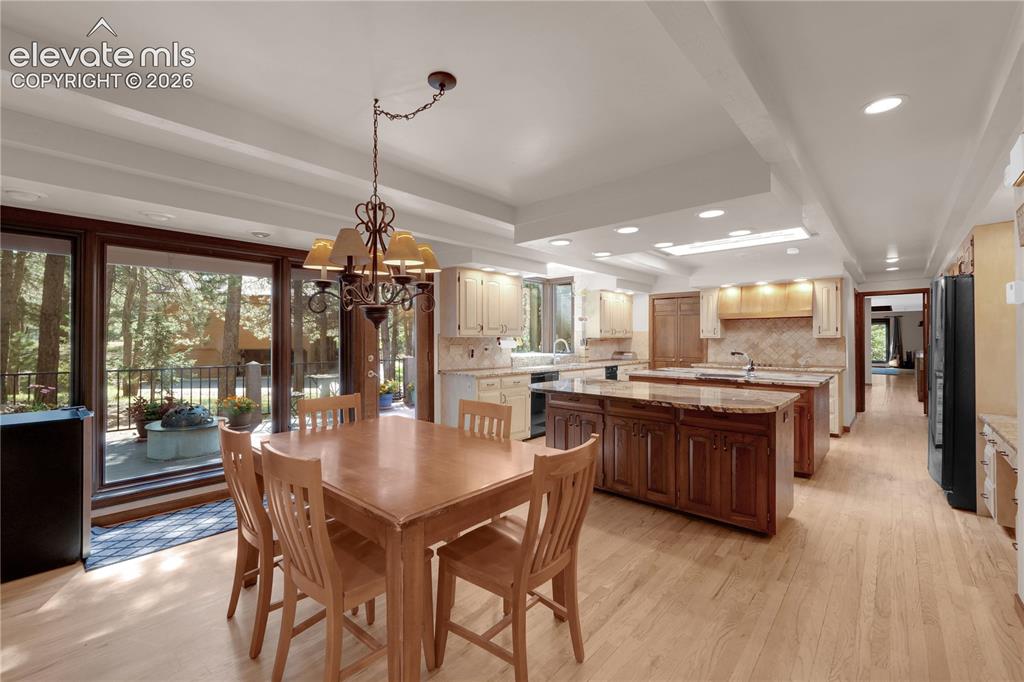 Image 4 of 46: Eating area in kitchen