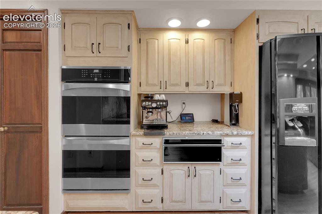 Image 7 of 46: Kitchen