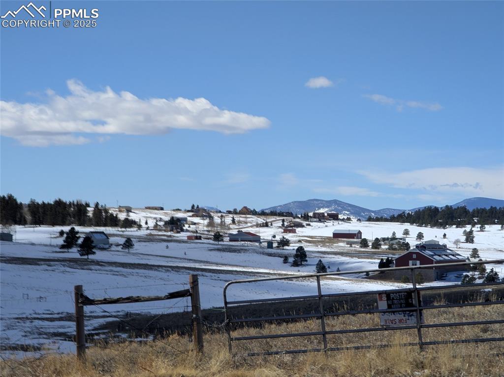 Image 11 of 12: Beautiful views of the neighborhood