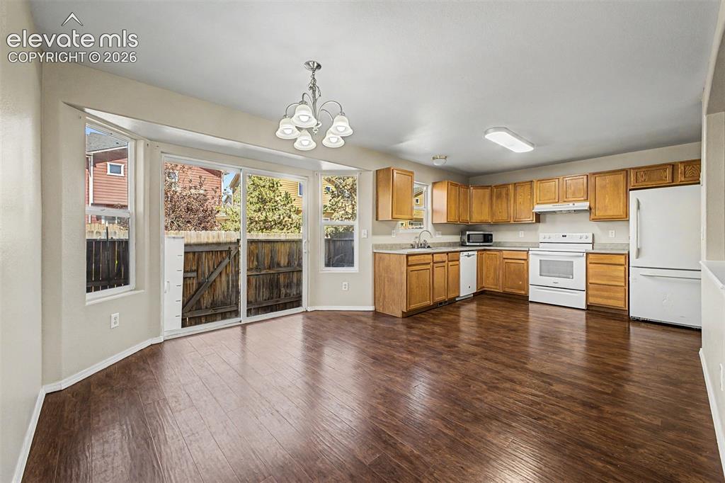 Image 10 of 32: Kitchen
