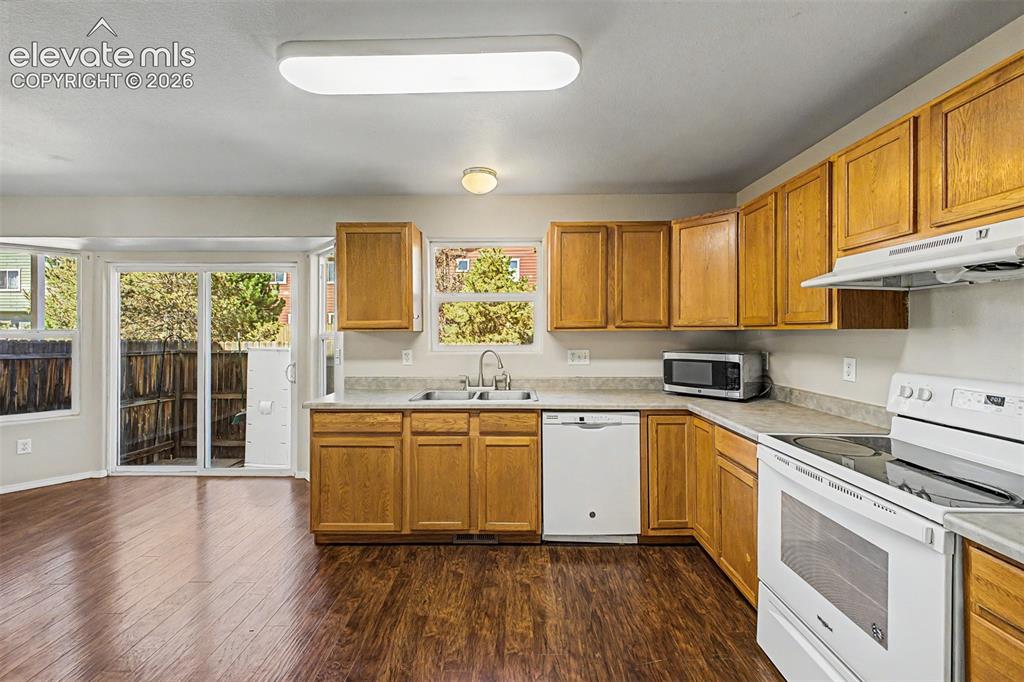 Image 11 of 32: Kitchen